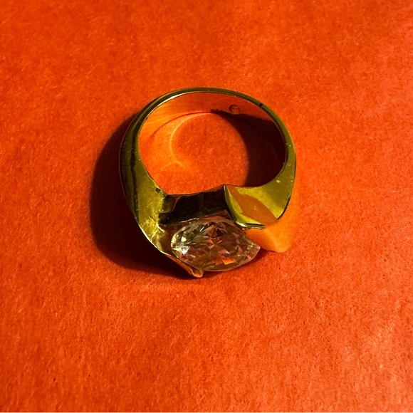 Goldtone 2 ct Cubic Zirconia ring - size 6 - Picture 4 of 7